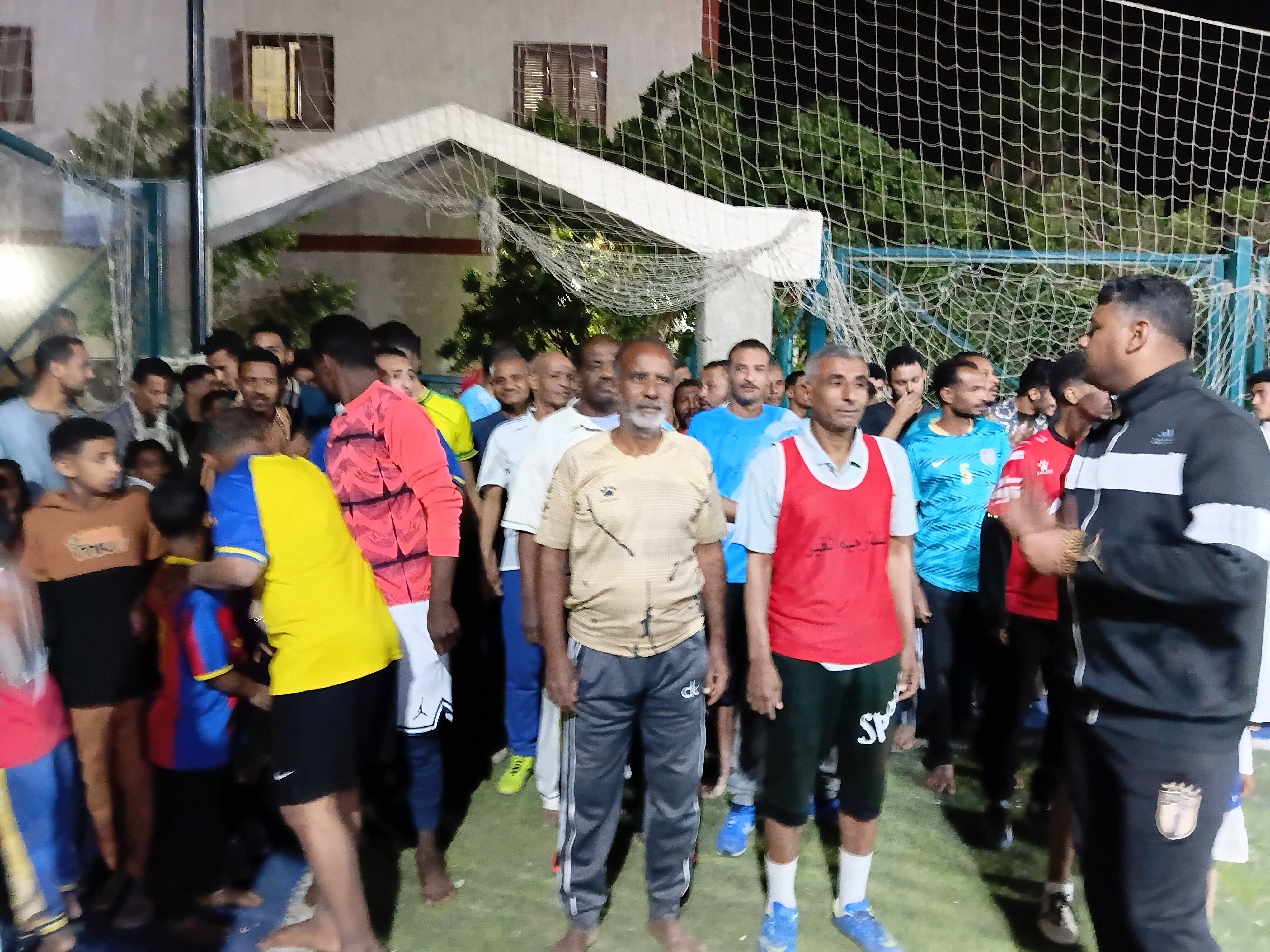 رواد الكرة يدخلون الملعب