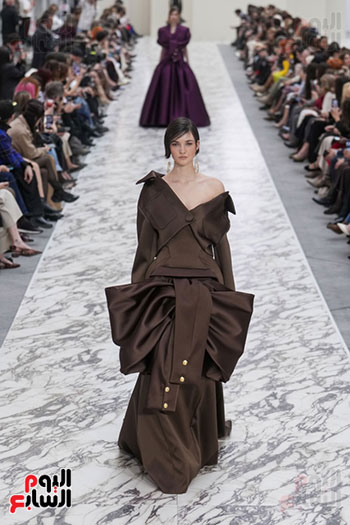 تصميمات عصرية من الأزياء الفاخرة