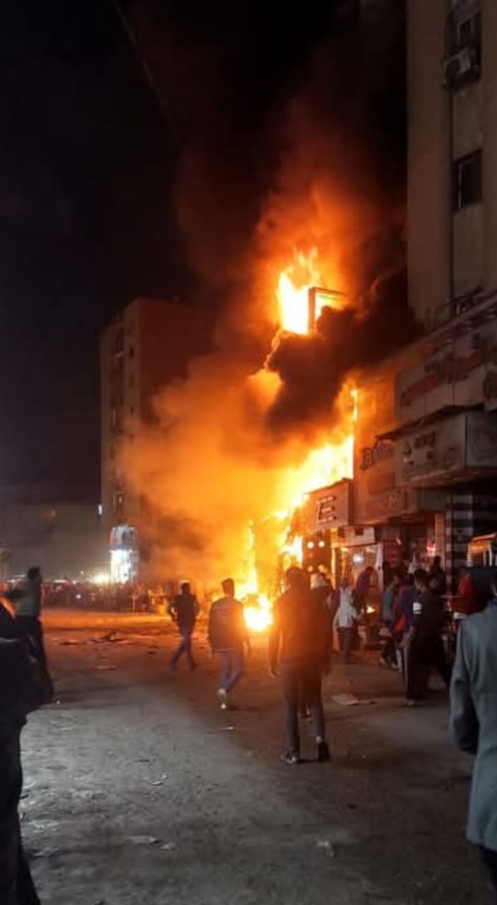 حريق مطعمين ومحل في عقار بكفر طهرمس (4)