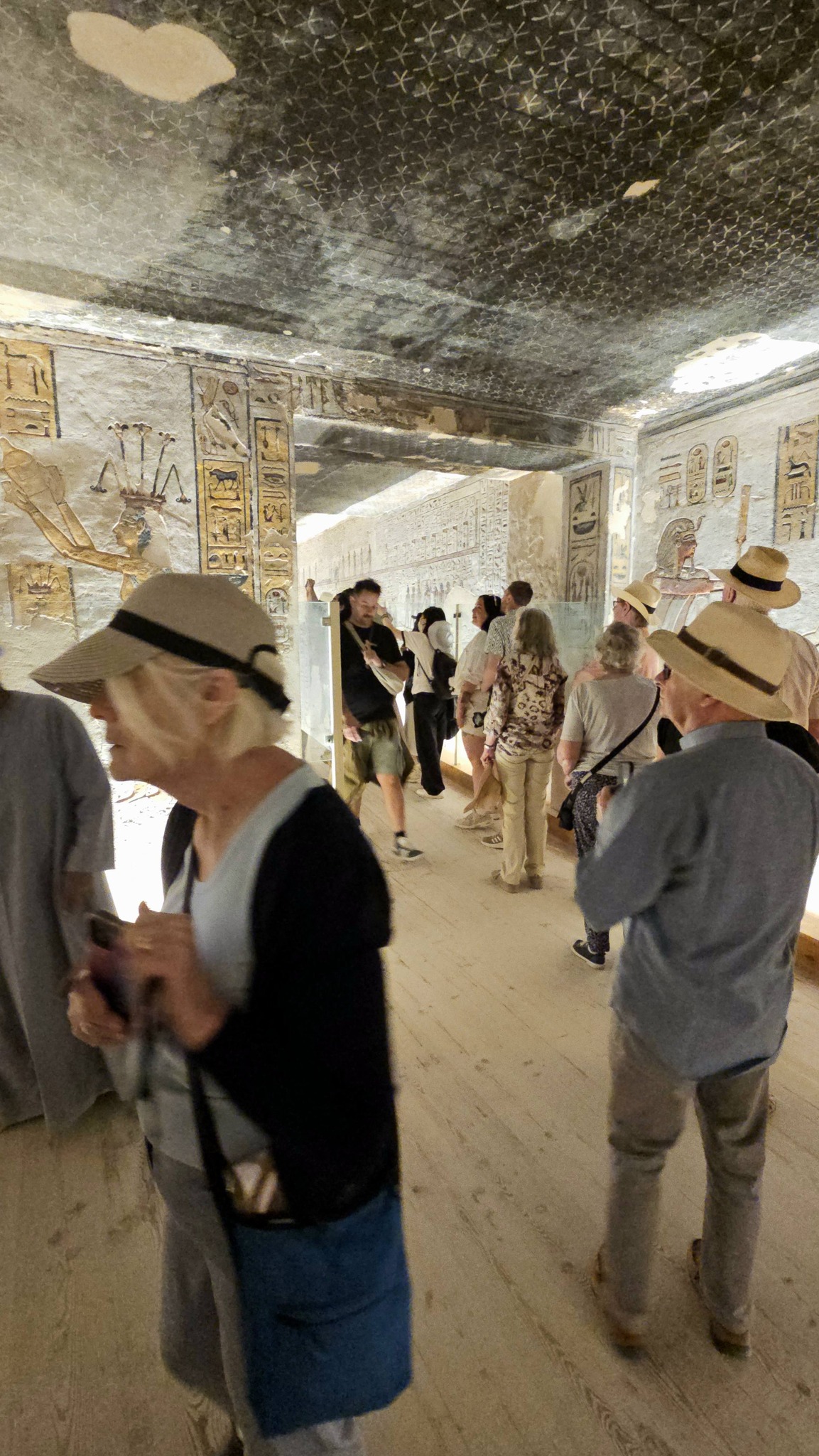 متعة الضيوف فى قلب مقابر الملوك والملكات