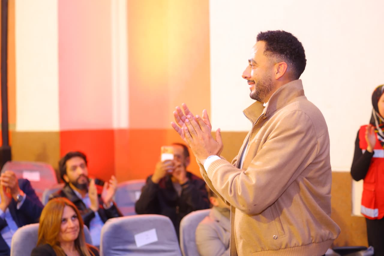 عصام السقا خلال تحية الجمهور