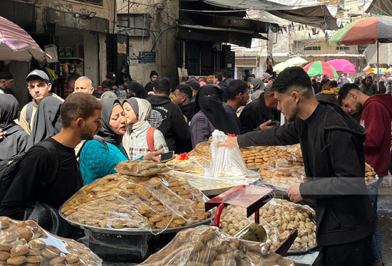 إقبال على شراء مستلزمات العيد إقبال على شراء مستلزمات العيد