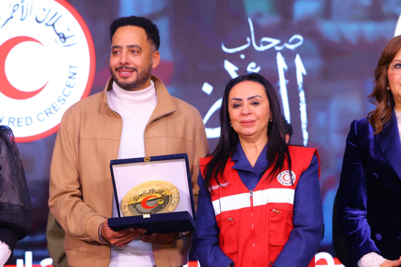 الفنان عصام السقا يحمل درع التكريم