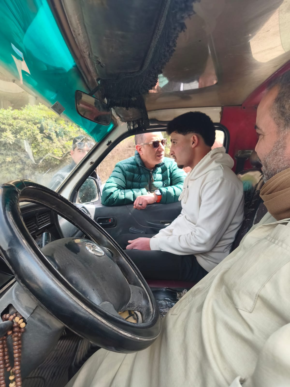 لأنصاري يستوقف سيارات السرفيس بطريق مصر أسيوط 