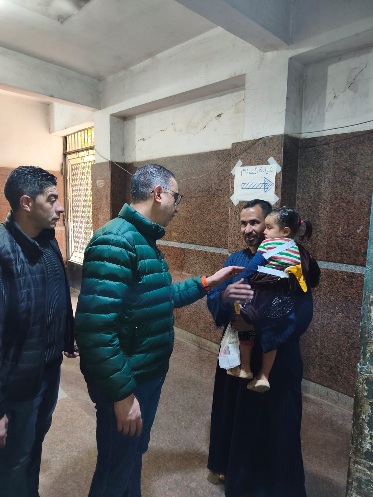 جولة مفاجئة لمحافظ الجيزة بمستشفى الحوامدية العام لمتابعة انتظام العمل (1)