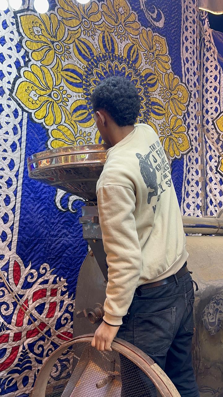 وضع كميات الفول أعلي الفرن وضع كميات الفول أعلي الفرن