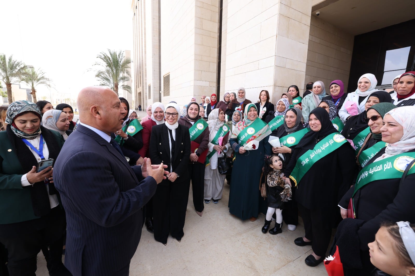 وزير النقل يُكرم الأمهات المثاليات