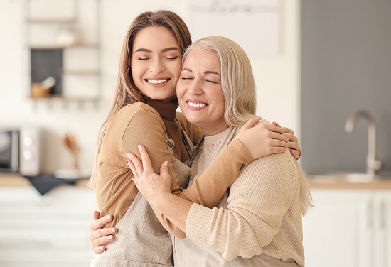 الاحتفال بعيد الأم الاحتفال بعيد الأم