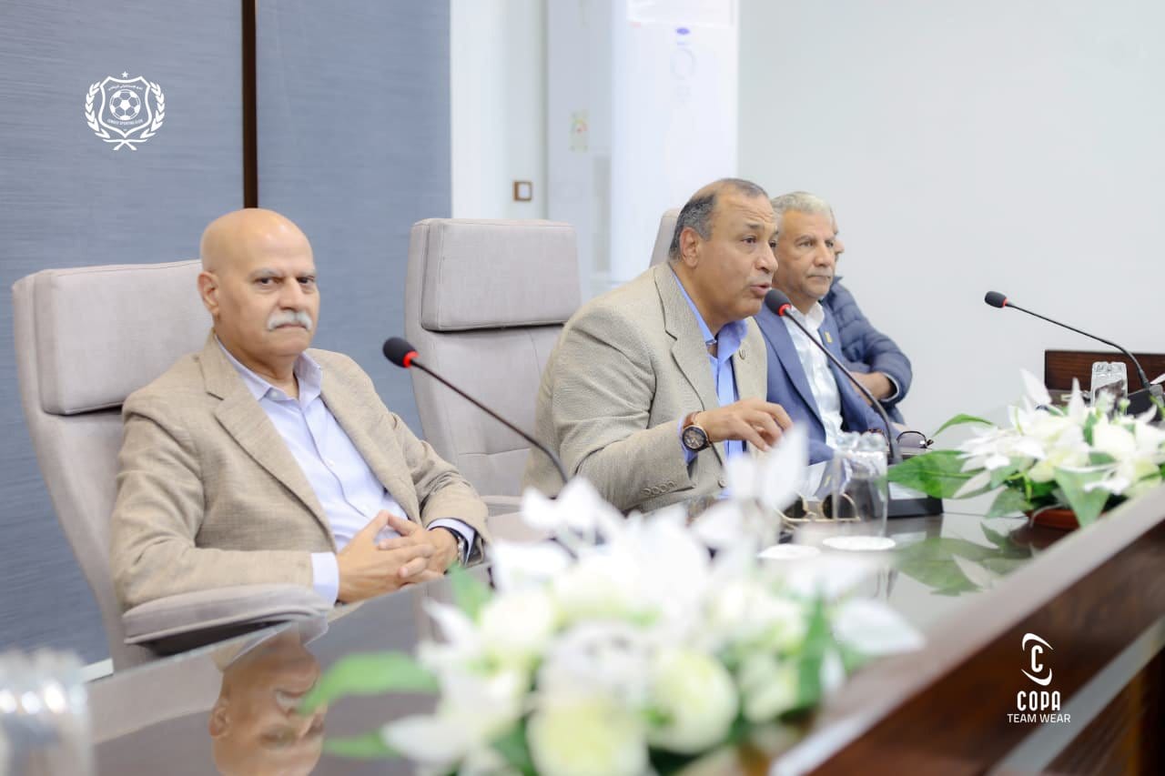 خالد جلال مع  لاعبي الاسماعيلي