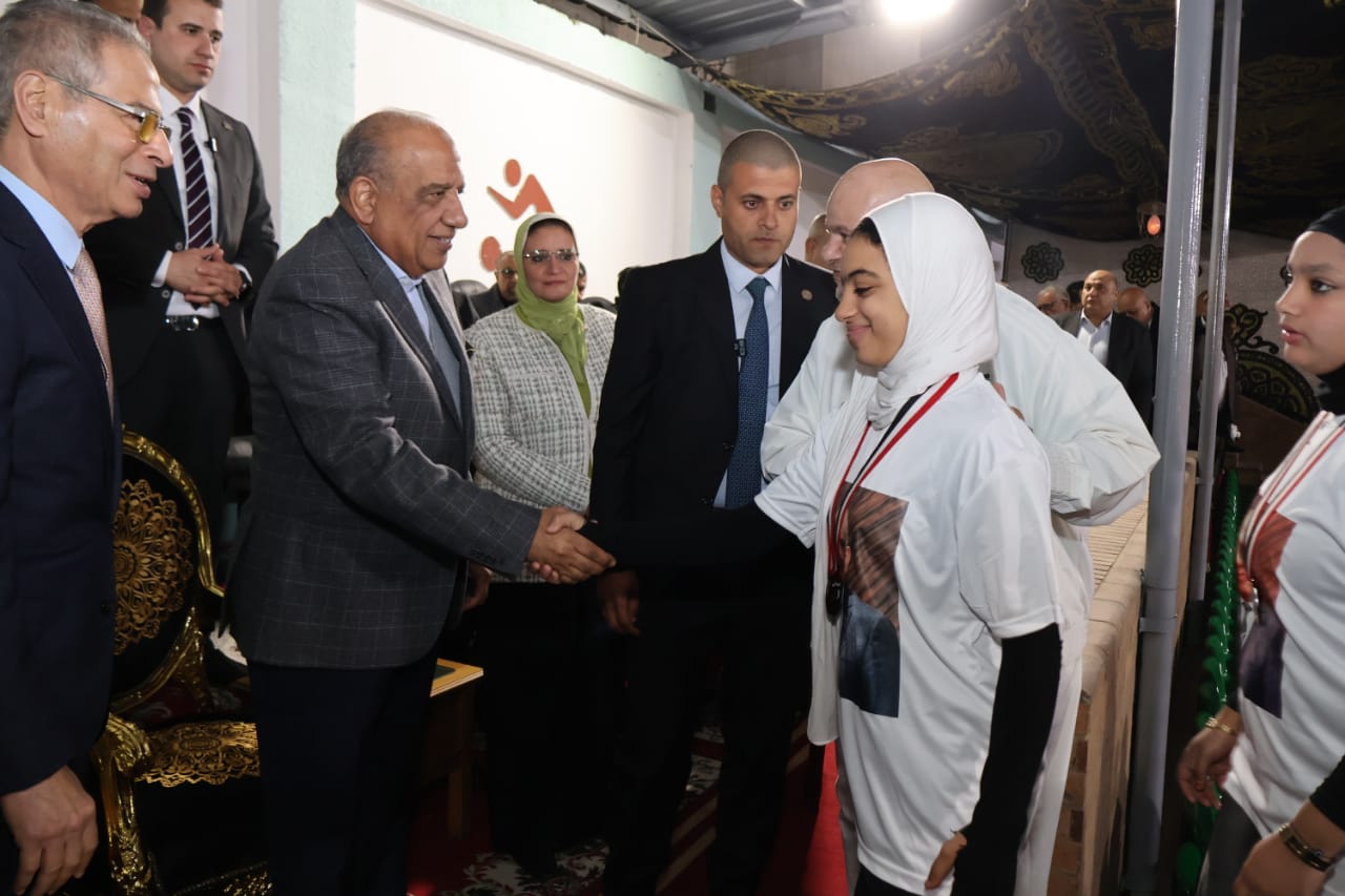 جانب من تكريم الوزير للفائزين جانب من تكريم الوزير للفائزين