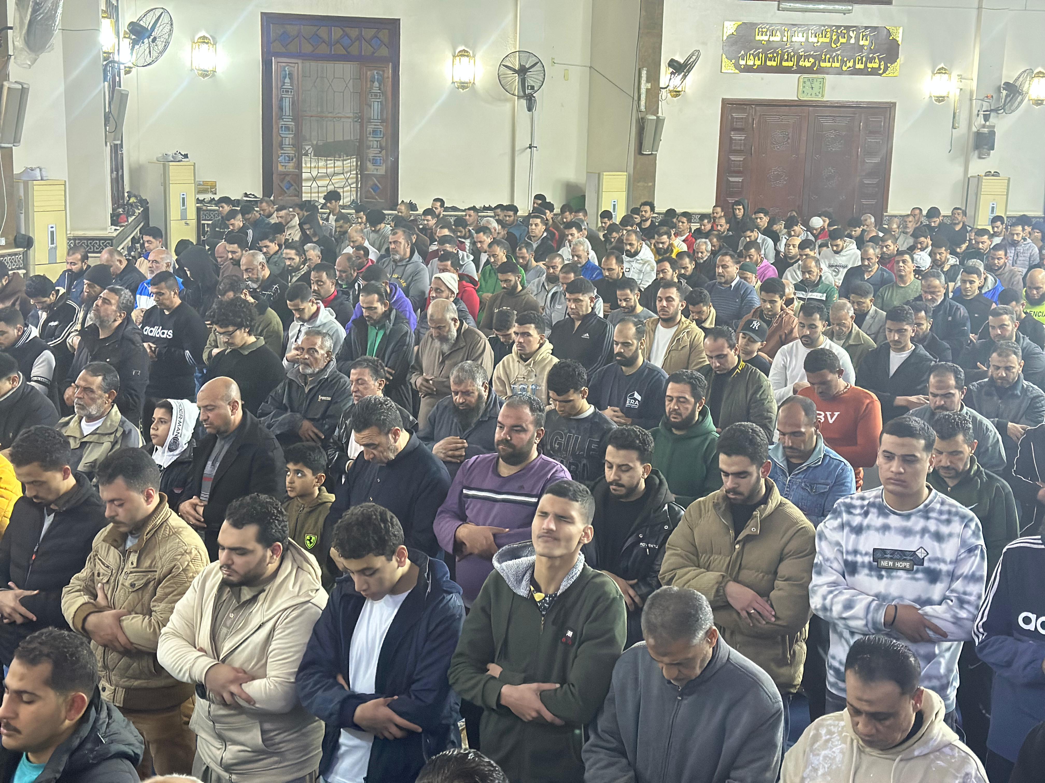 المصلون بالميجد المصلون بالميجد