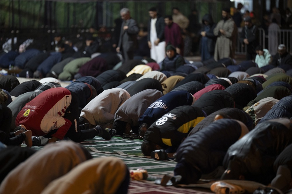 يؤدي مسلمون مغاربة صلاة التراويح في أحد شوارع الرباط، المغرب (2)