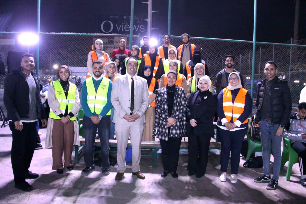 الدكتور عمرو عثمان يتوسط المتطوعين بصندوق مكافحة الإدمان