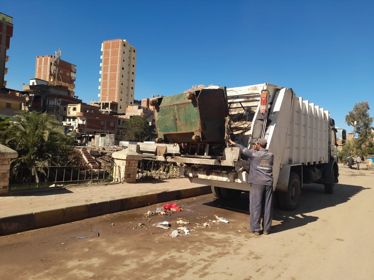 تفريغ صناديق القمامة تفريغ صناديق القمامة