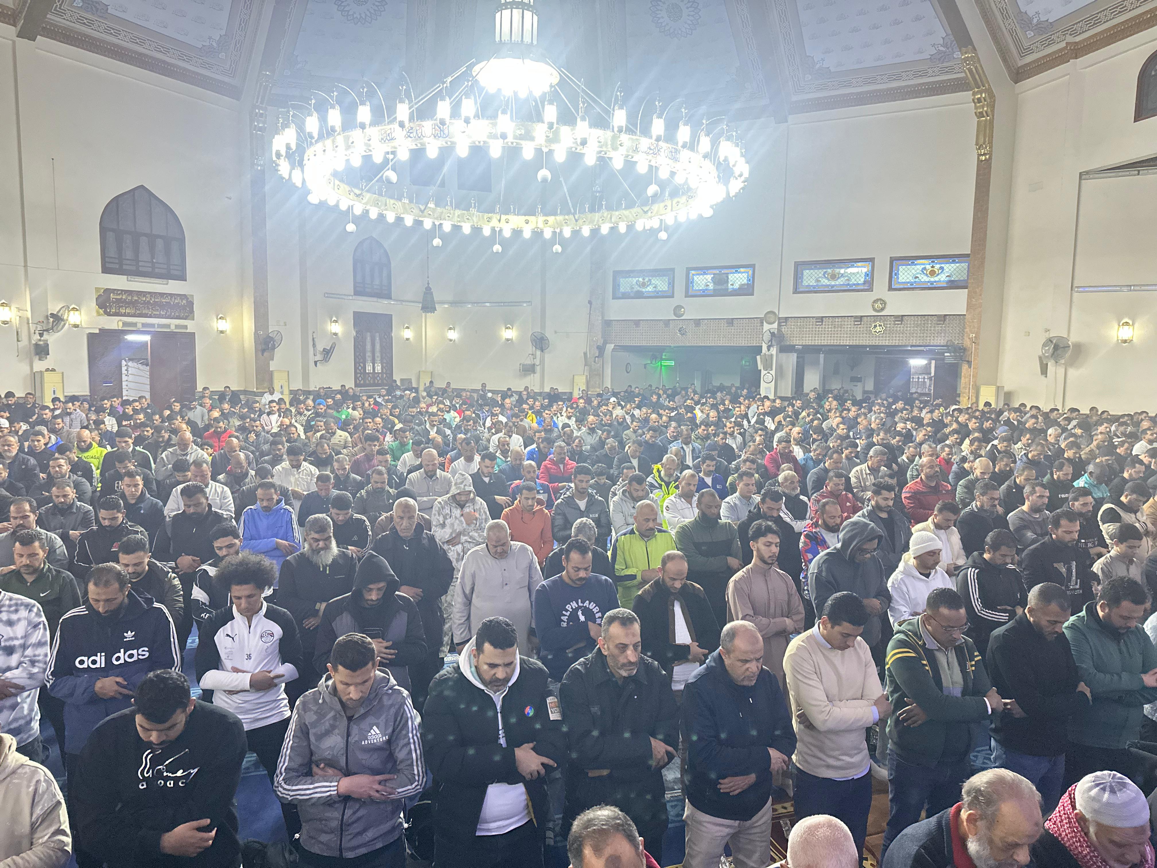 المئات من المصلين المئات من المصلين