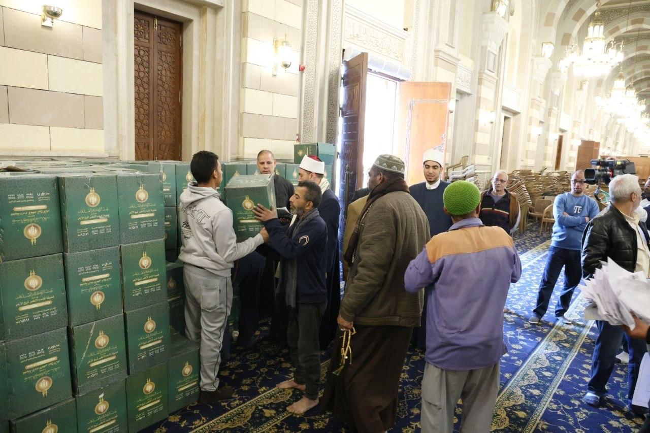 جانب من توزيع الكراتين جانب من توزيع الكراتين