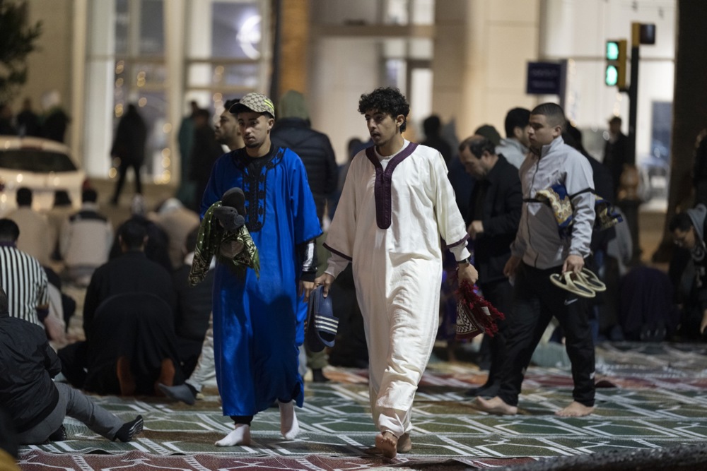 يؤدي مسلمون مغاربة صلاة التراويح في أحد شوارع الرباط، المغرب (1)
