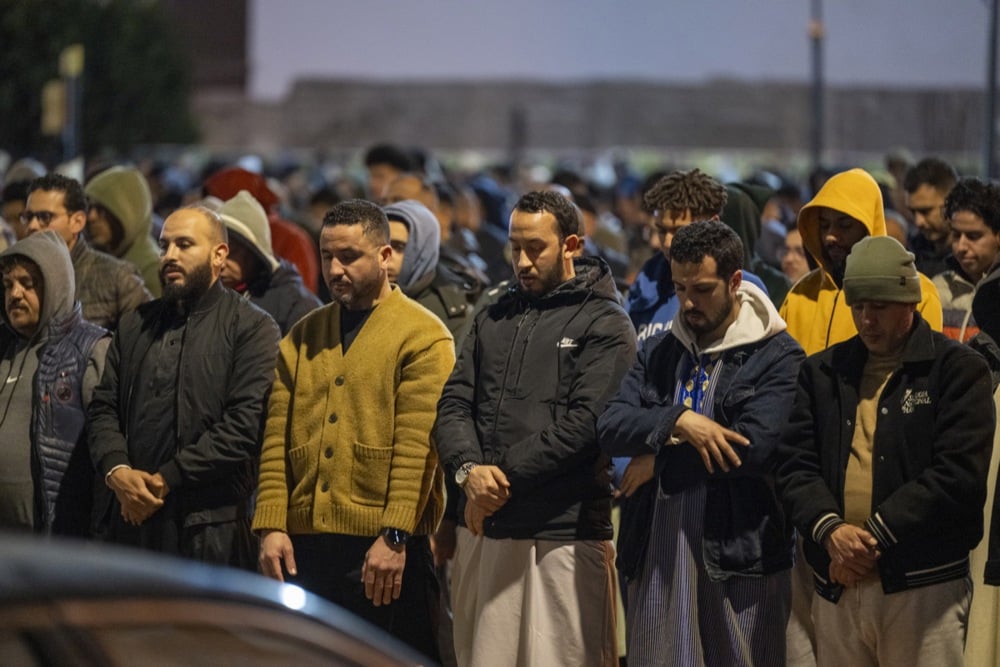 يؤدي مسلمون مغاربة صلاة التراويح في أحد شوارع الرباط، المغرب (9)