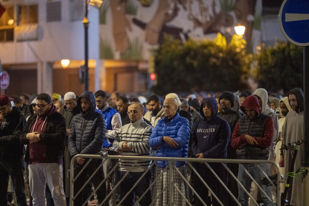 يؤدي مسلمون مغاربة صلاة التراويح في أحد شوارع الرباط، المغرب (6)