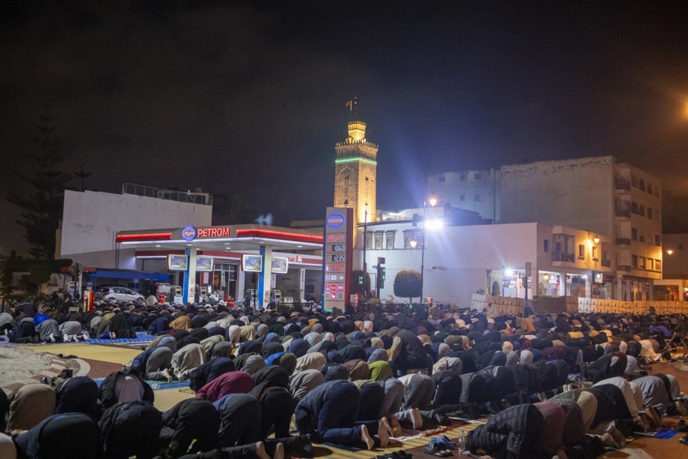 يؤدي مسلمون مغاربة صلاة التراويح في أحد شوارع الرباط، المغرب (8)