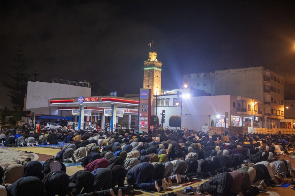 يؤدي مسلمون مغاربة صلاة التراويح في أحد شوارع الرباط، المغرب (8)