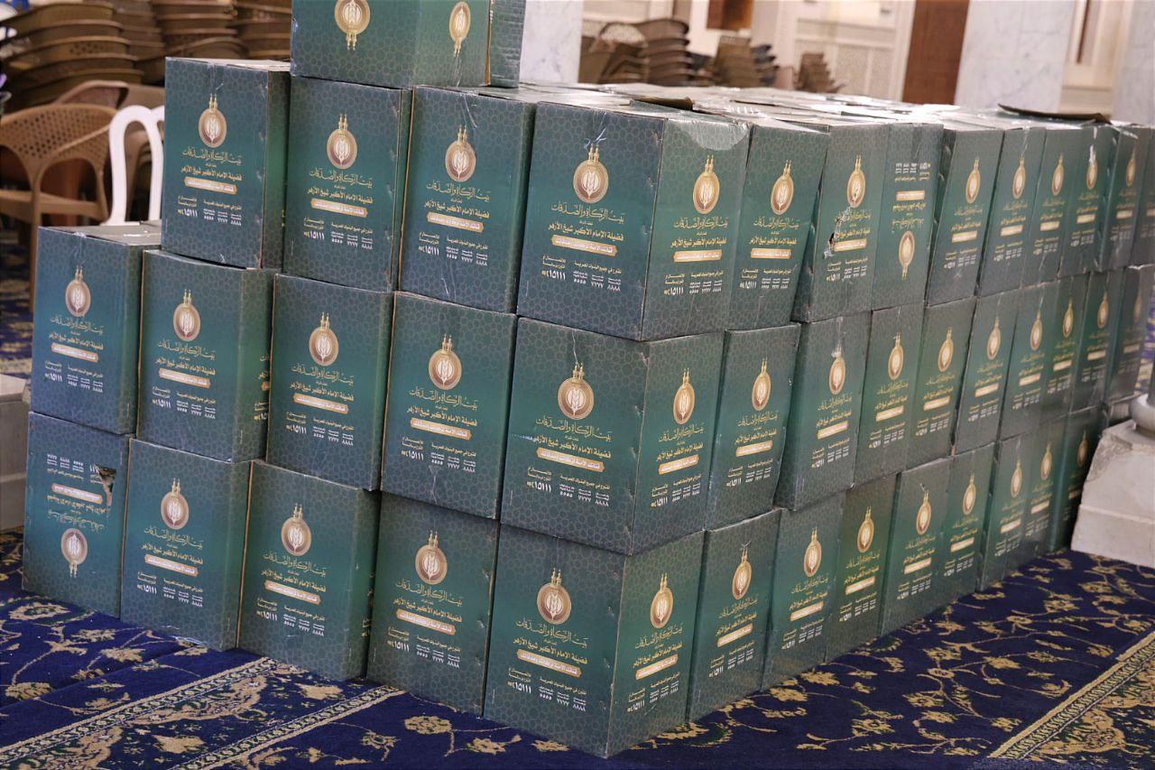 جانب من توزيع كراتين بيت الزكاة جانب من توزيع كراتين بيت الزكاة