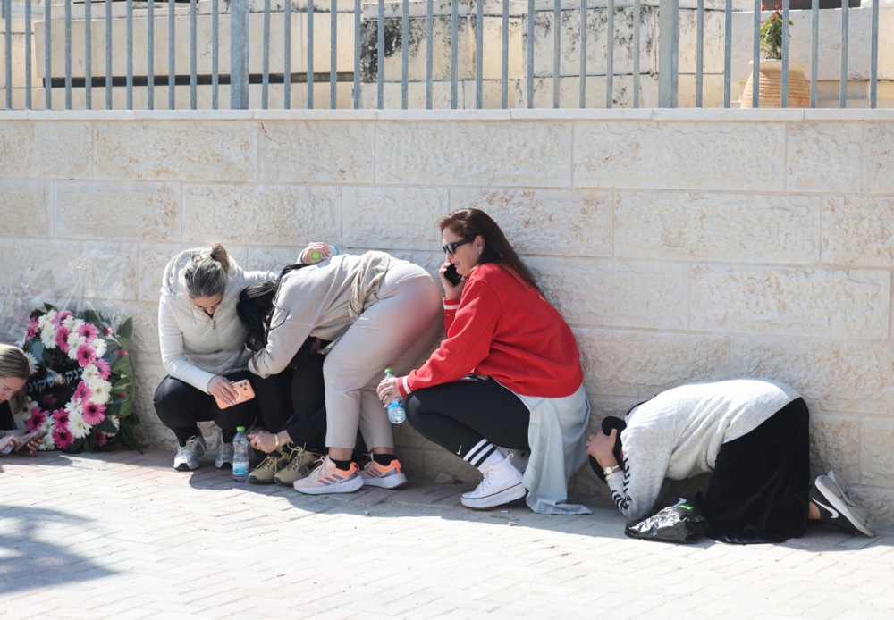 جنازة ضحايا الغارة الجوية على بيت شيمش (7)