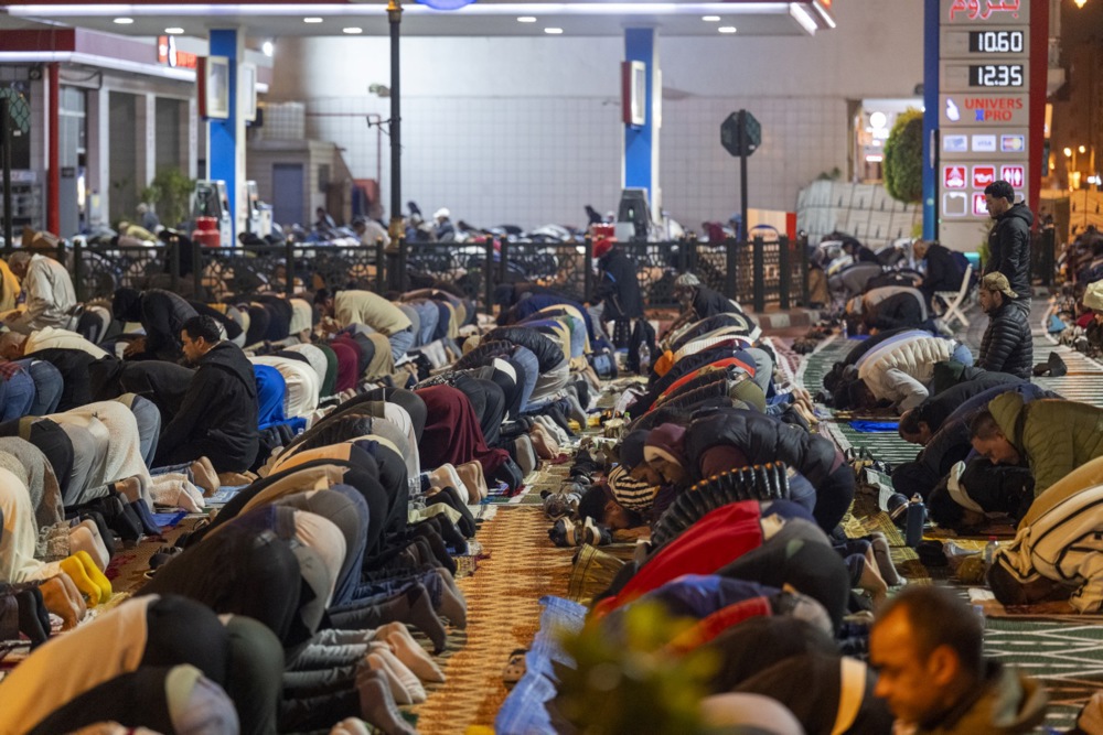 يؤدي مسلمون مغاربة صلاة التراويح في أحد شوارع الرباط، المغرب (7)