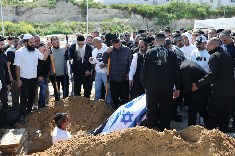 جنازة ضحايا الغارة الجوية على بيت شيمش (8)