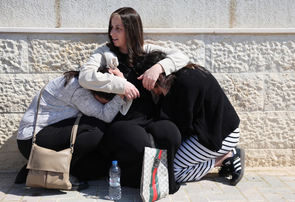 جنازة ضحايا الغارة الجوية على بيت شيمش (10)