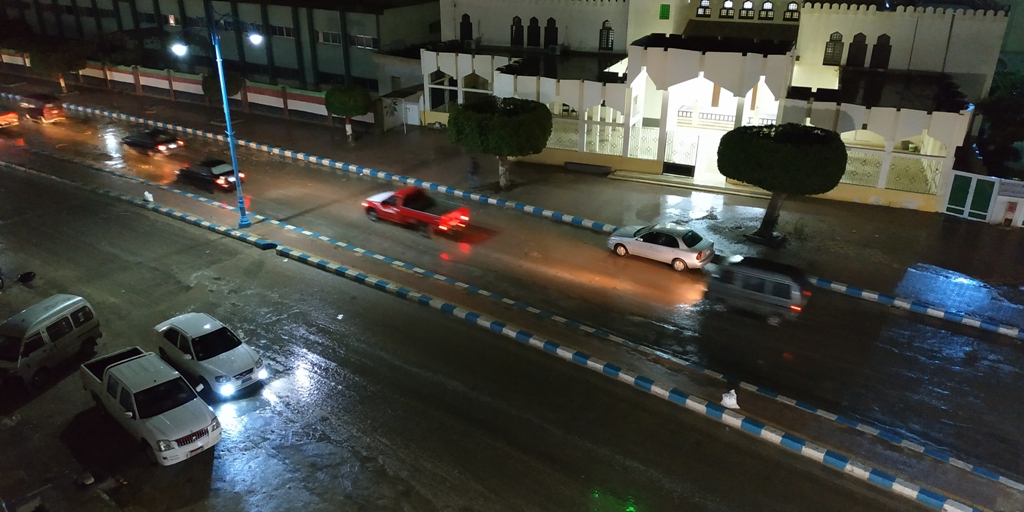 فرق طوارئ شركة مياه مطروح تزيل مياه الامطار من الشوارع   (5)