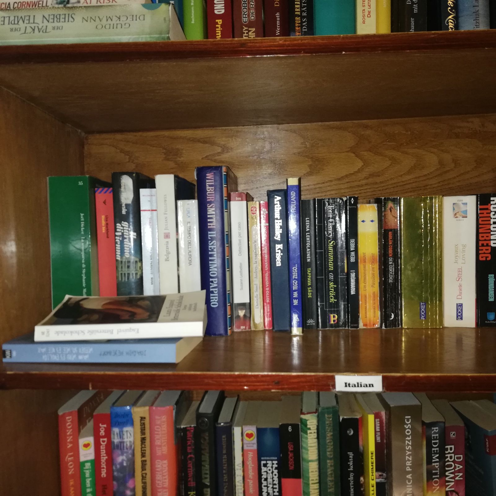 كتب داحل مكتبات الفنادق