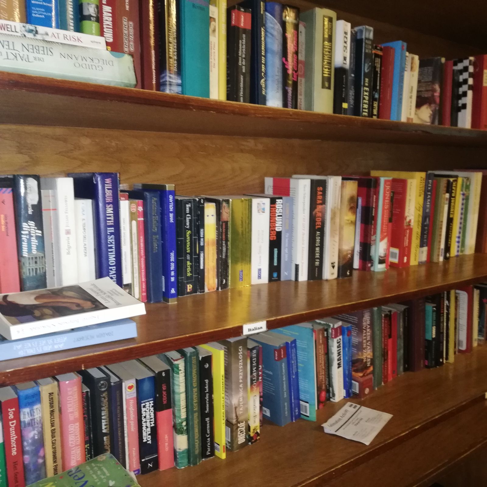 كتب متنوعة بلغات مختلفة