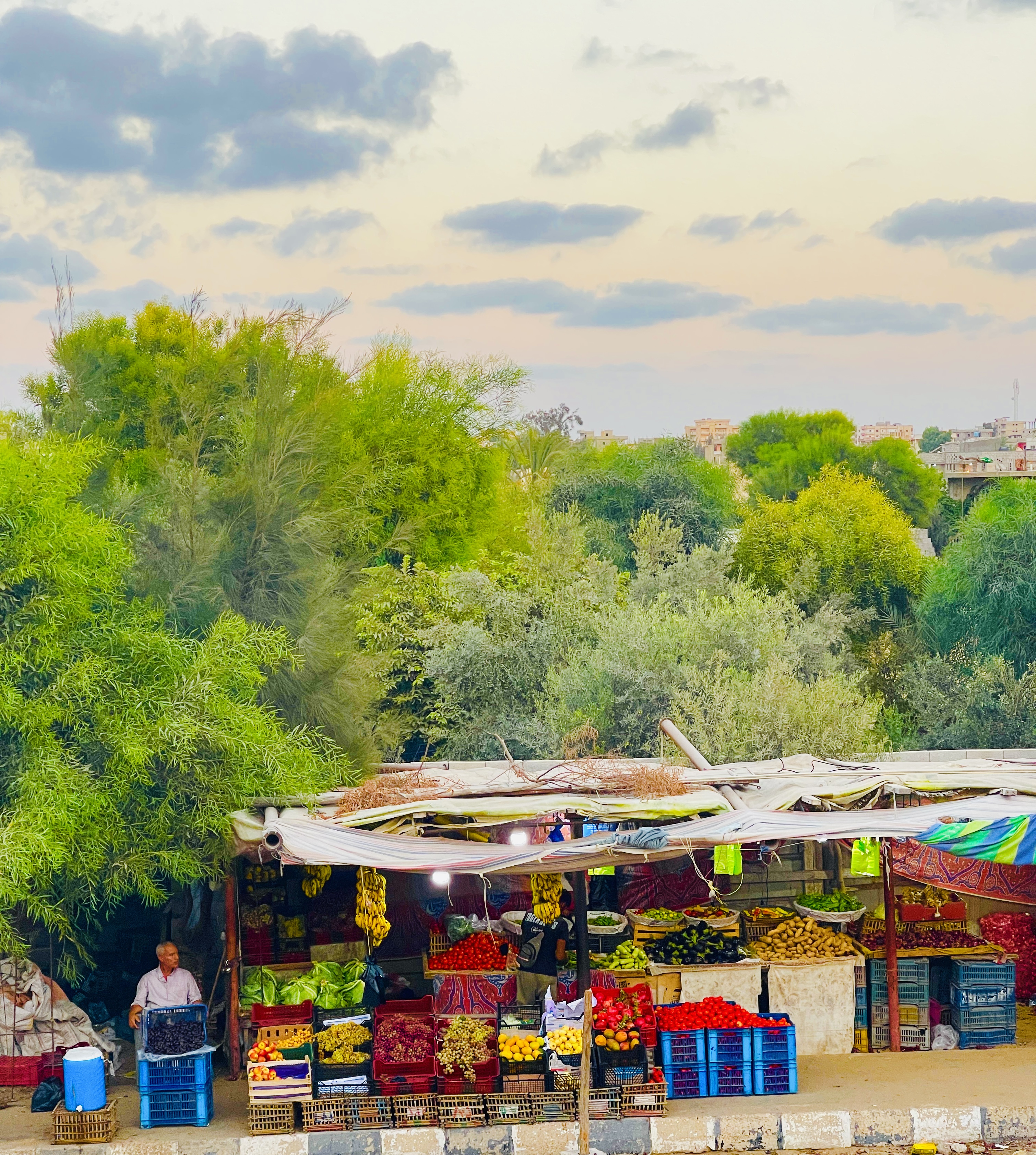 مشهد لتاجر يجلس أمام بضاعته 