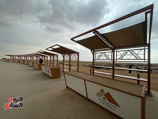 226473-محافظ-الجيزة-يسلم-منصات-بيع-الهدايا-التذكارية-في-الأهرامات