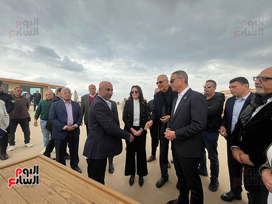 219706-محافظ-الجيزة-يسلم-منصات-بيع-الهدايا-التذكارية-بالأهرامات