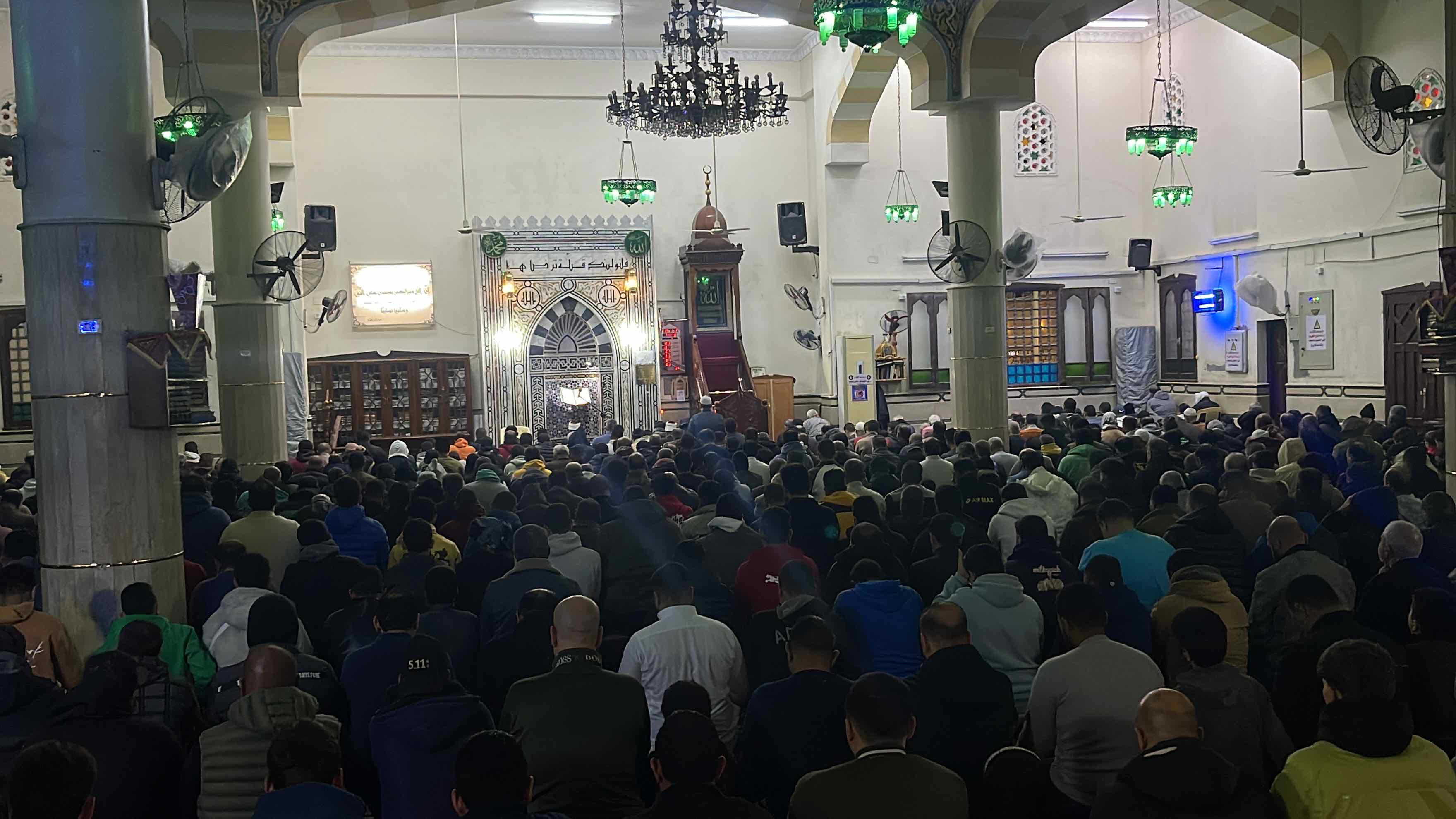 مئات المصلين يؤدون صلاة التراويح 