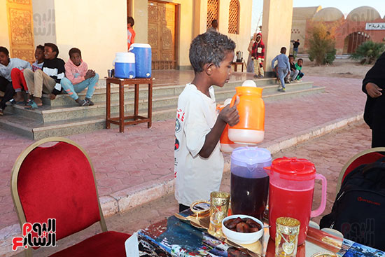 الأطفال-يحملون-العصائر الأطفال-يحملون-العصائر