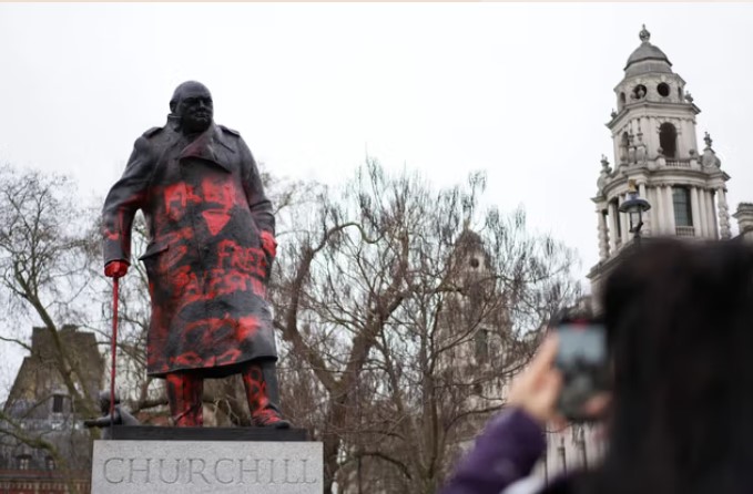 تمثال تشرشل فى ساحة البرلمان بلندن