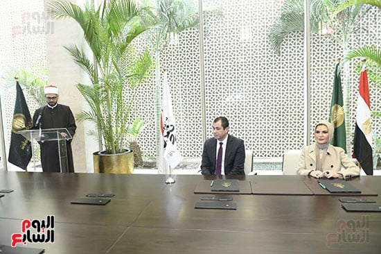 د سحر نصر وتامر عبد الفتاح يوقعات بروتوكول تعاون لدعم الفئات الأكثر احتياجا (9)