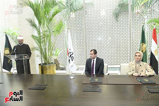 د سحر نصر وتامر عبد الفتاح يوقعات بروتوكول تعاون لدعم الفئات الأكثر احتياجا (1)