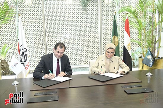 د سحر نصر وتامر عبد الفتاح يوقعات بروتوكول تعاون لدعم الفئات الأكثر احتياجا (5)