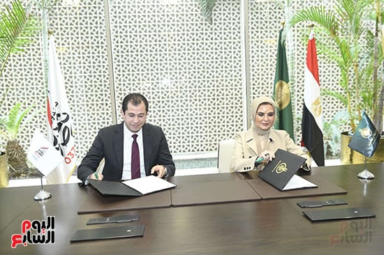 د سحر نصر وتامر عبد الفتاح يوقعات بروتوكول تعاون لدعم الفئات الأكثر احتياجا (6)