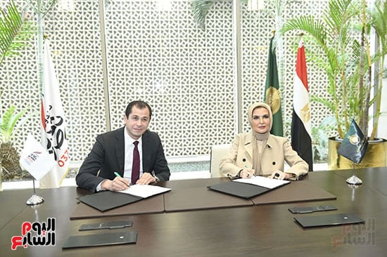 الدكتور سحر نصر وتامر عبد الفتاح يوقعان برتوكول تعاون لدعم الفئات  (1)