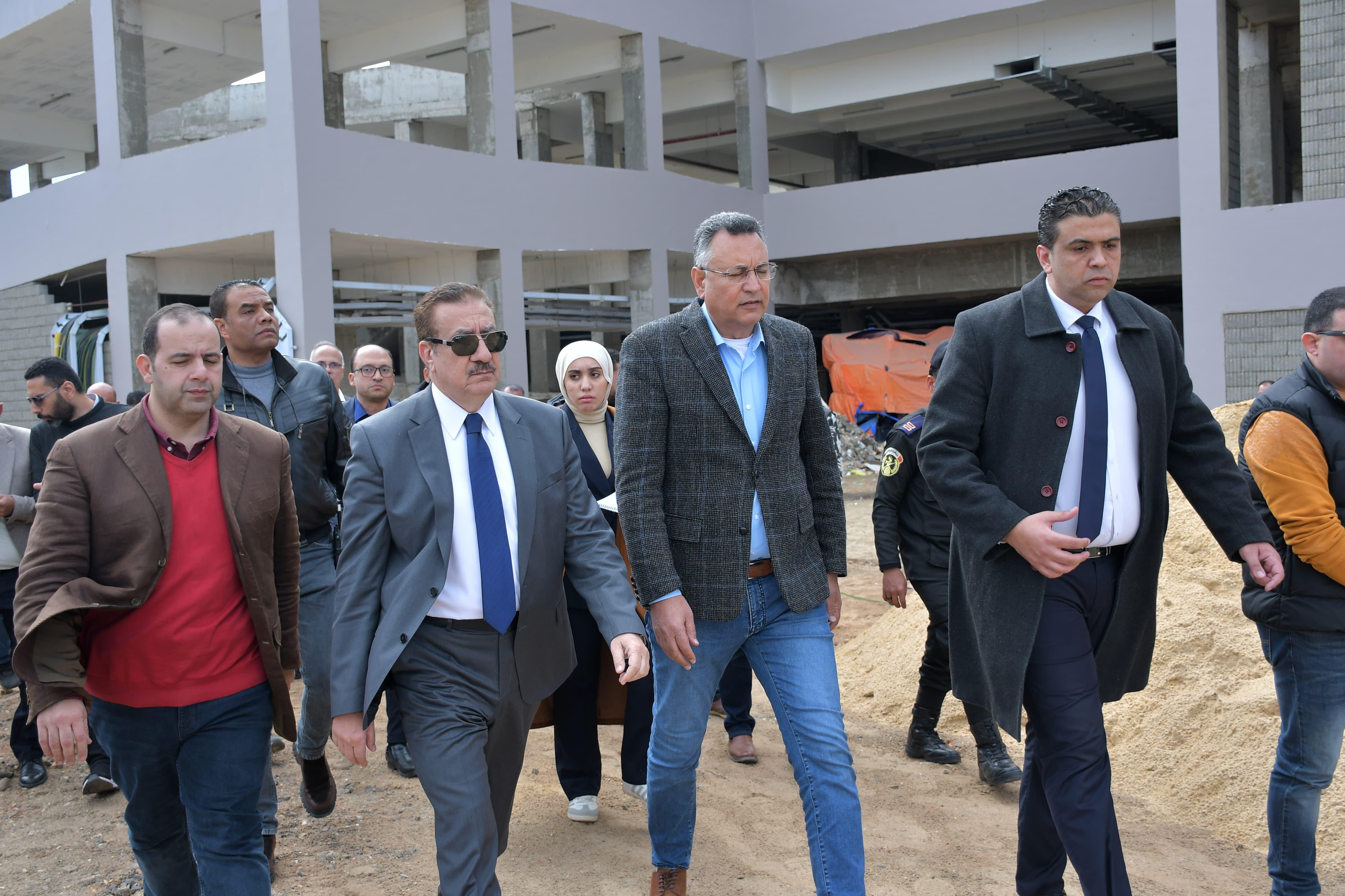 المحافظ يتفقد الاستاد