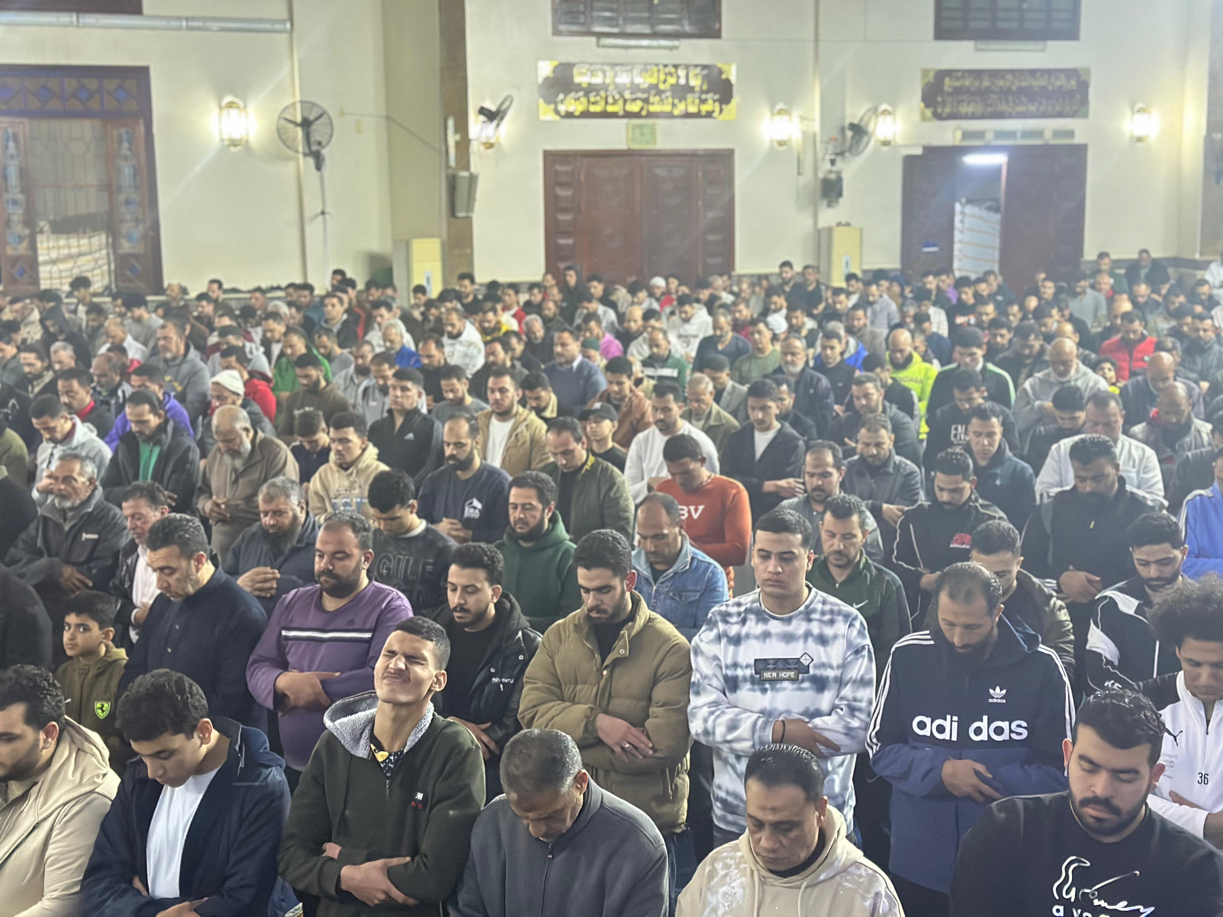 حضور المئات حضور المئات