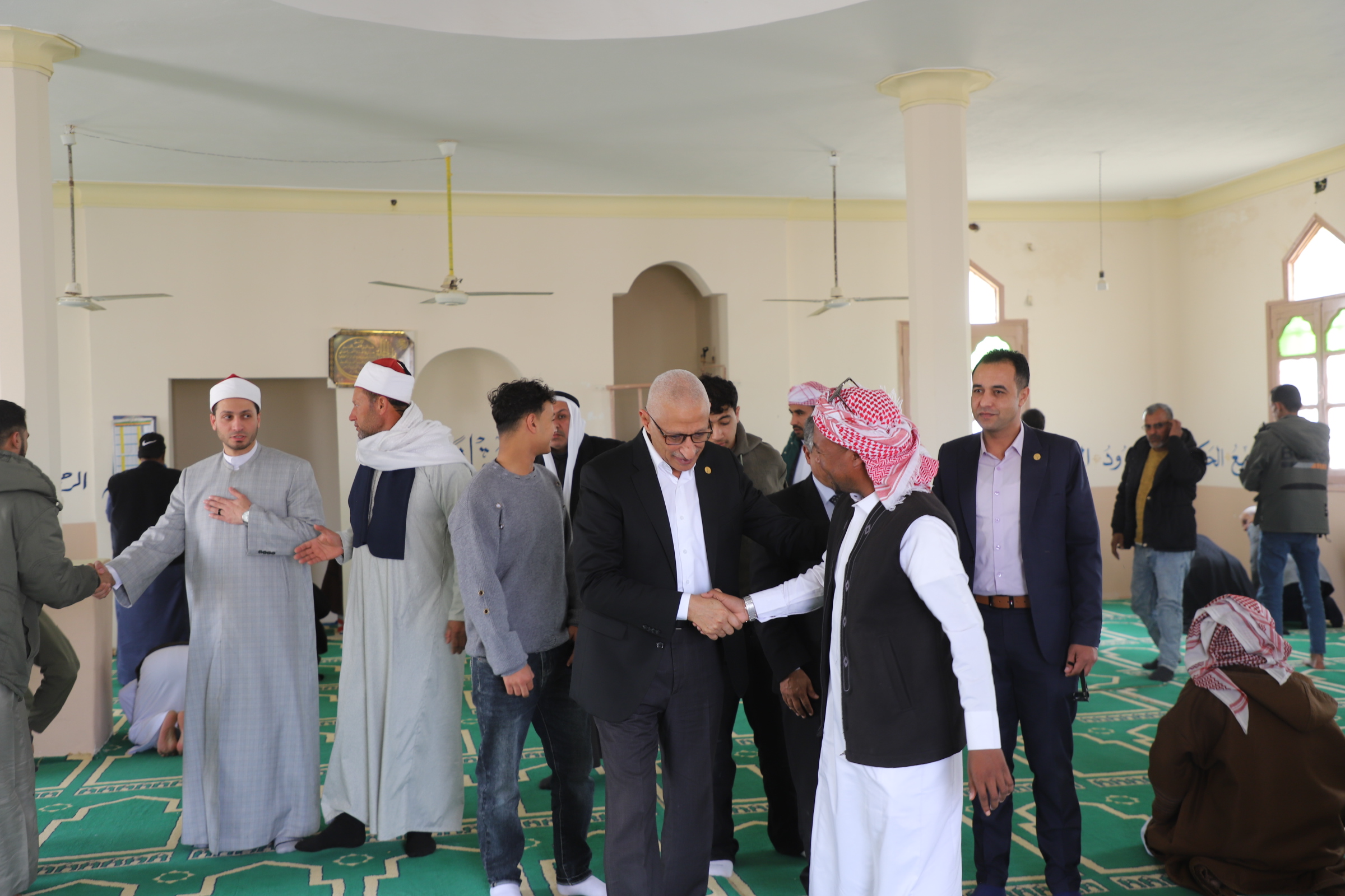 المواطنين ومصافحة محافظ شمال سيناء 