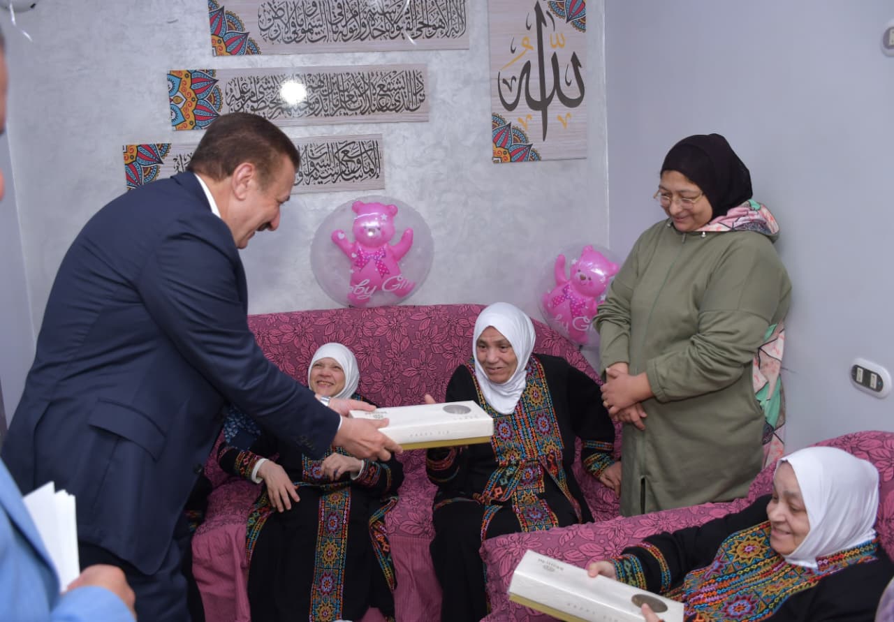 المحافظ يوزع الكعك المحافظ يوزع الكعك