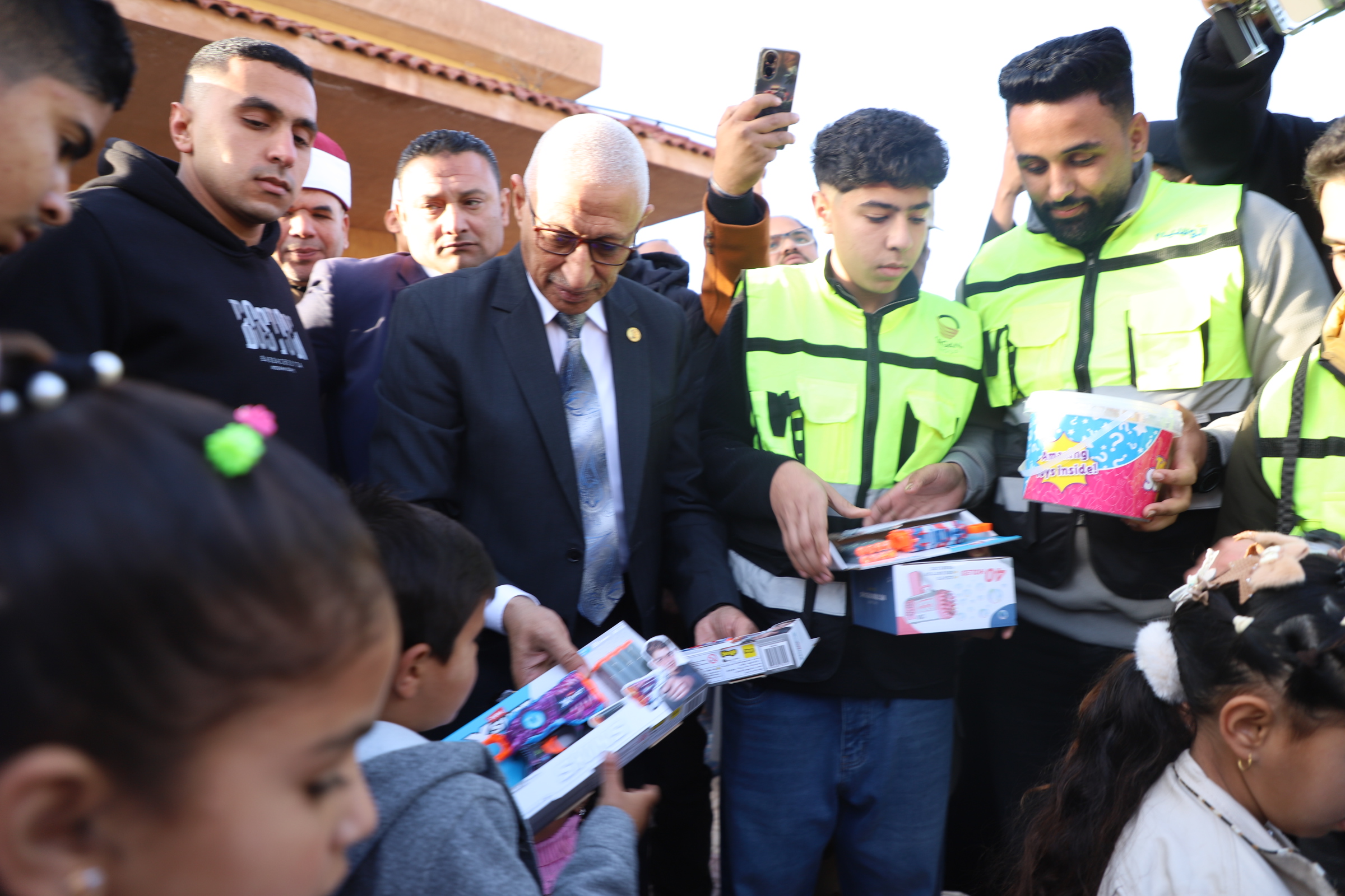 توزيع الهدايا علي الاطفال 