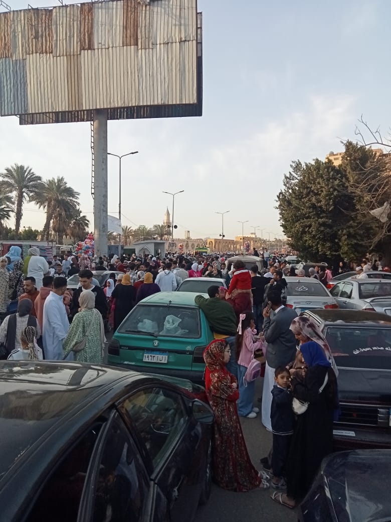 احتفالات بمحيط مسجد "عمرو بن العاص" عقب صلاة العيد